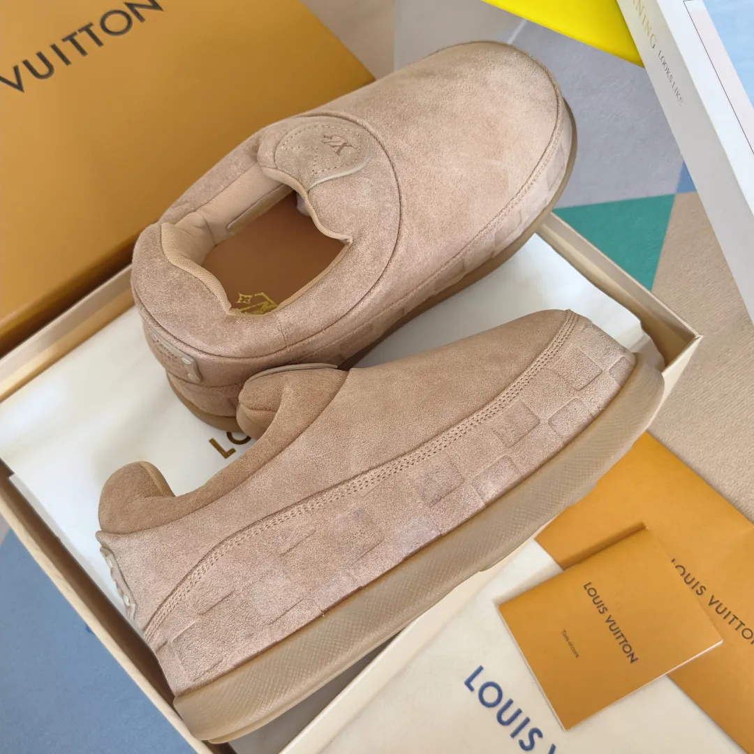 [L Family x Ingo joint model] Top P: 820💰 ▪️Size: Women's 35-40 (customized at 41.42 for women). Men's 39-44 (customized at 38.45.46) LV x Ingo joint model Top version Fatty Forrest Gump shoes Thick sole Couple model Casual sports shoes Original purchase and development Production LV Yeti lace-up shoes from LV Yeti The series combines Japanese "small feet" fashion aesthetics with classic Louis Vuitton elements in avant-garde strokes, subtly paying tribute to the traditional Japanese culture of taking off shoes when entering the house. The suede cow leather is partially embossed with Nigo's reinterpreted Damier pattern, and the comfortable casual shoe configuration highlights street style. Exquisite packaging at the delivery counter🛍📦 ▪️Fabric: Original imported first-layer cowhide ▪️Inner lining: Original custom-made breathable mesh ▪️Sole: Original molded non-slip TPU material ▪️Sole thickness: 5CM